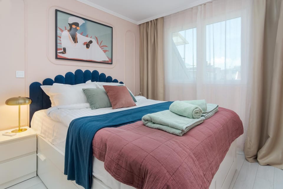 Bed, Bedroom, towels