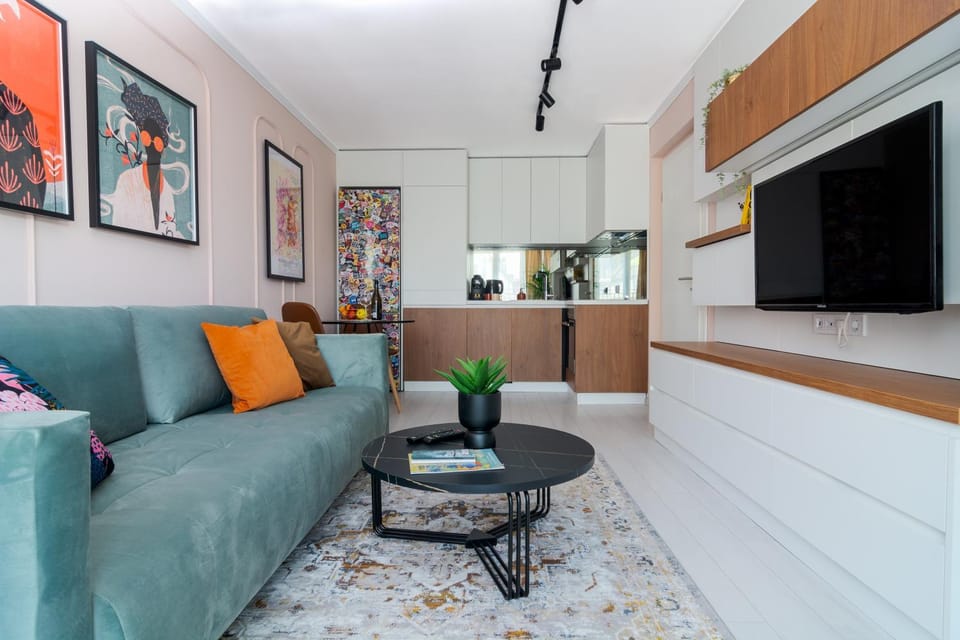 TV and multimedia, Kitchen or kitchenette, Living room, Seating area, internet