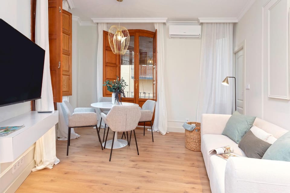 TV and multimedia, Living room, Seating area, Dining area, air conditioner