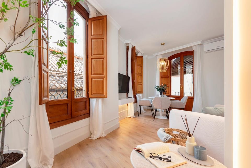 TV and multimedia, Living room, Seating area, Dining area, air conditioner