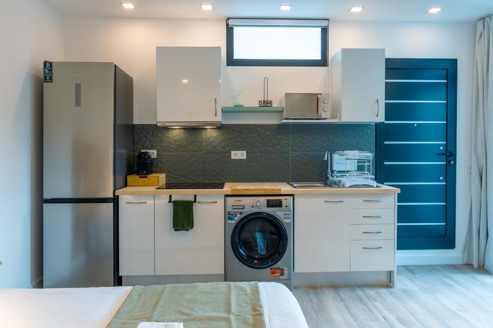Kitchen or kitchenette, stove, washing machine, dryer