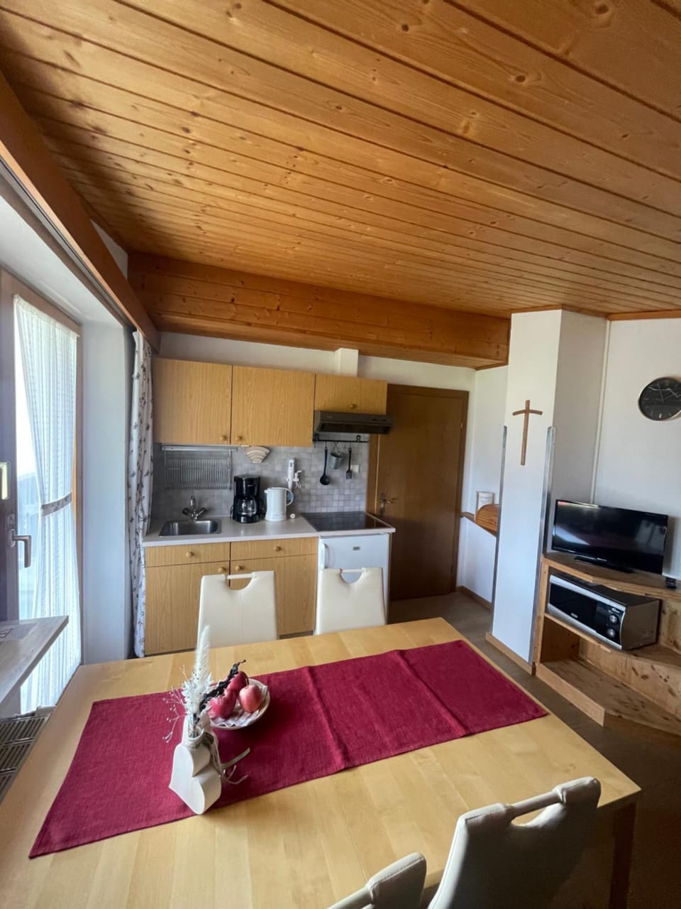 Kitchen or kitchenette, Living room, Seating area, Dining area
