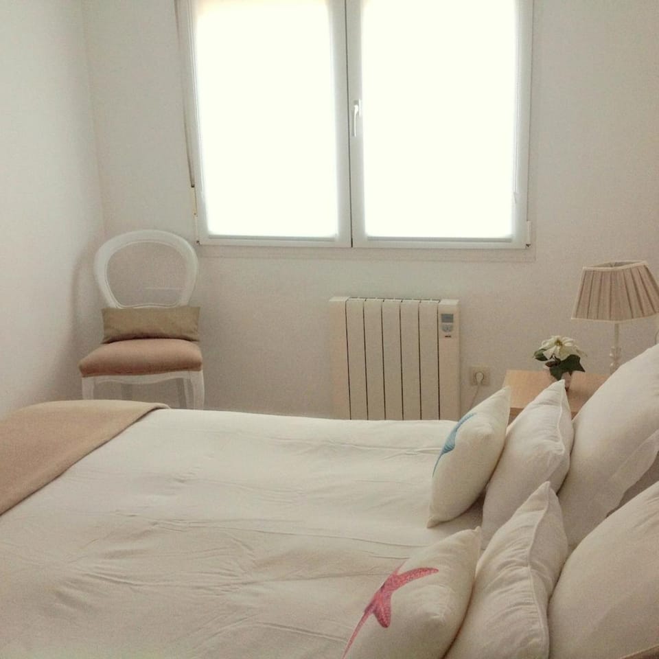 Photo of the whole room, Bedroom