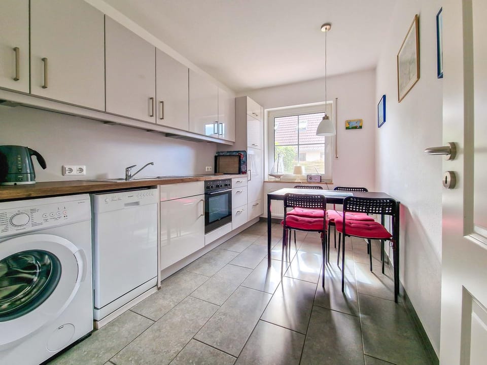 Kitchen or kitchenette, Dining area, oven, stove, washing machine