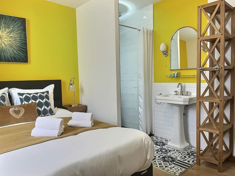Bed, Bathroom, Photo of the whole room, Bedroom, towels