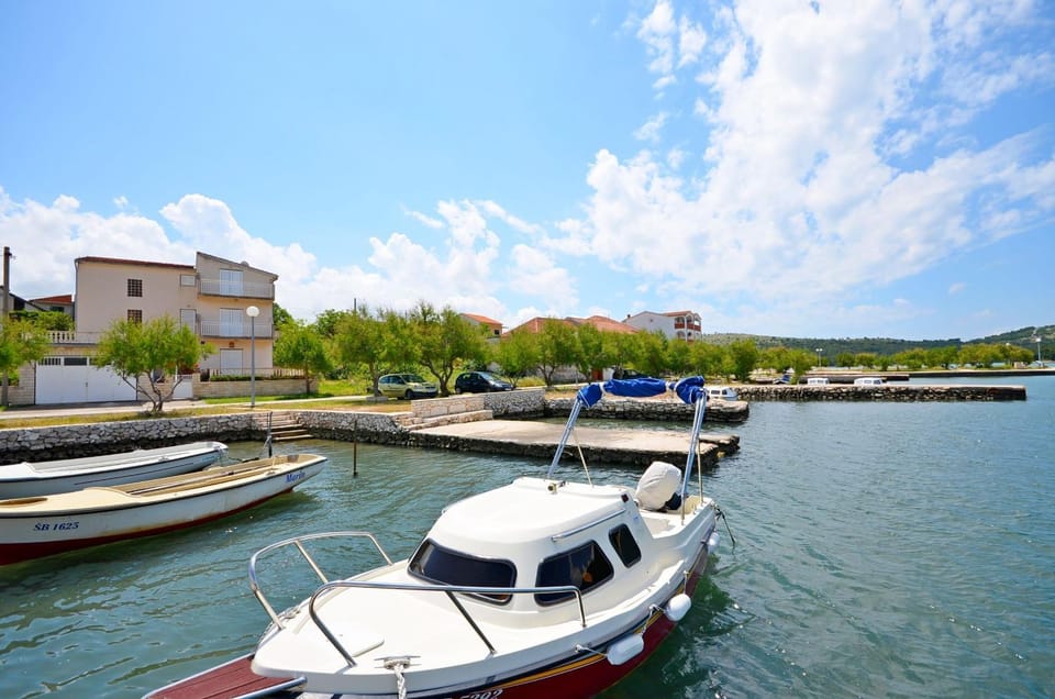 Nearby landmark, Facade/entrance, Beach, Landmark view