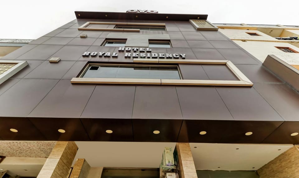 Property building, Facade/entrance, Day