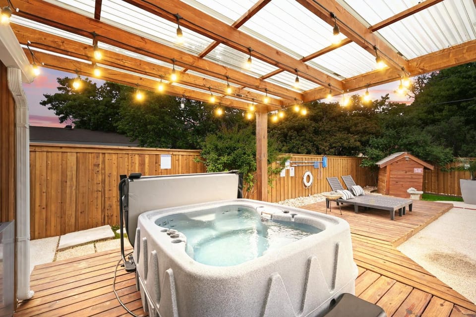 5BR w Pool, Golf Simulator, Game Room & EV Charger House in North Richland Hills