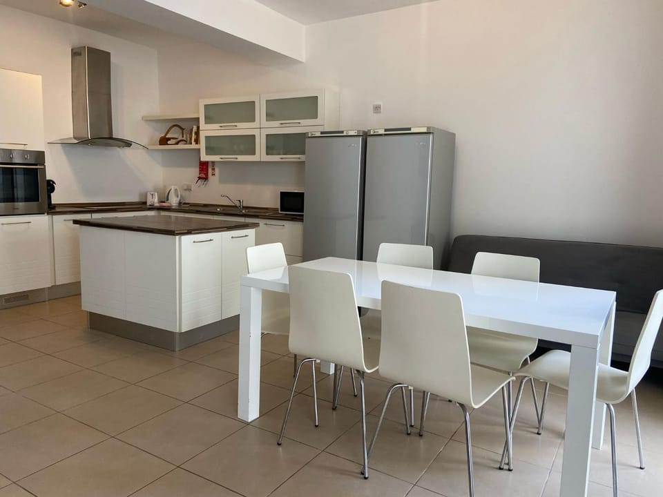 Kitchen or kitchenette, Living room, Seating area, Dining area, oven, stove