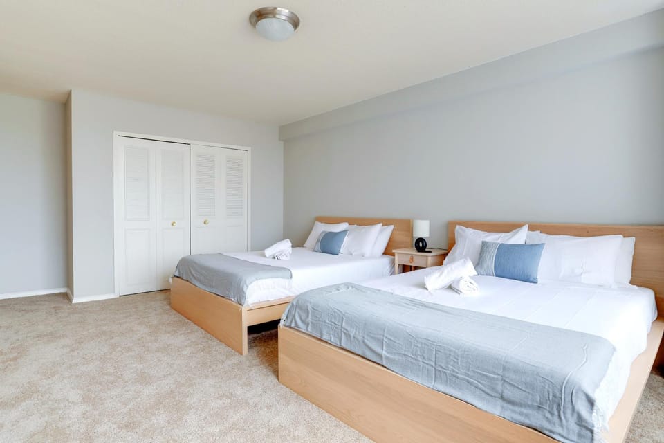 Bed, Bedroom, towels