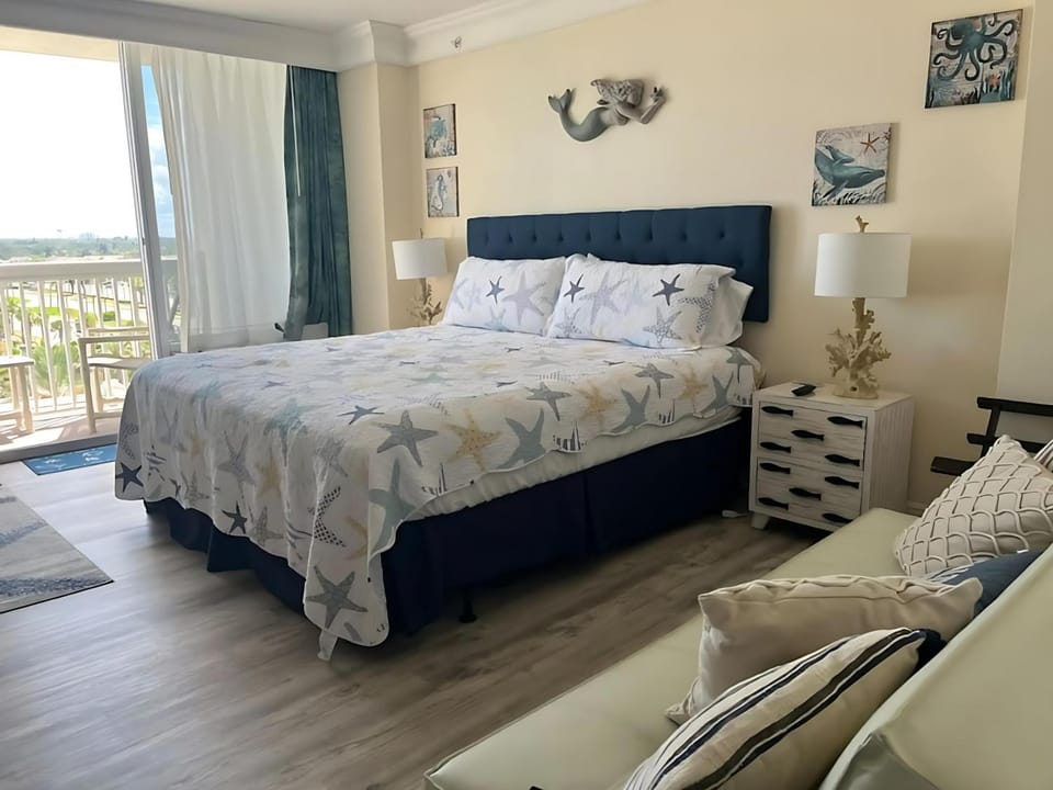 Bed, Living room, Photo of the whole room, Seating area, Bedroom