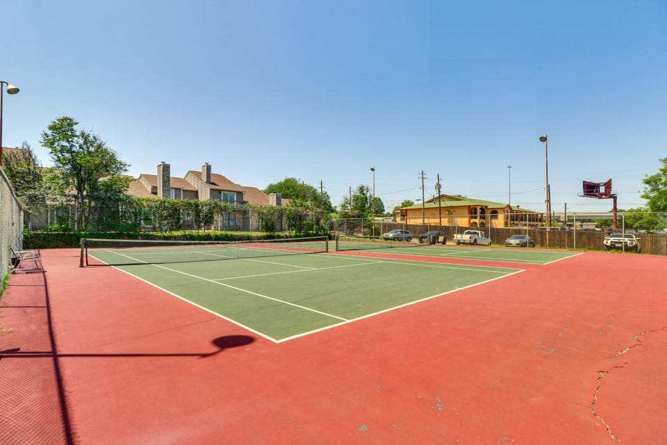 4 Mi to Dtwn Austin: WFH-Friendly Gem, Pool Access House in Austin