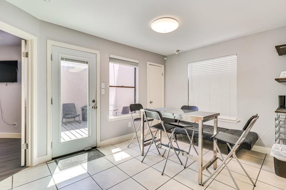 4 Mi to Dtwn Austin: WFH-Friendly Gem, Pool Access House in Austin