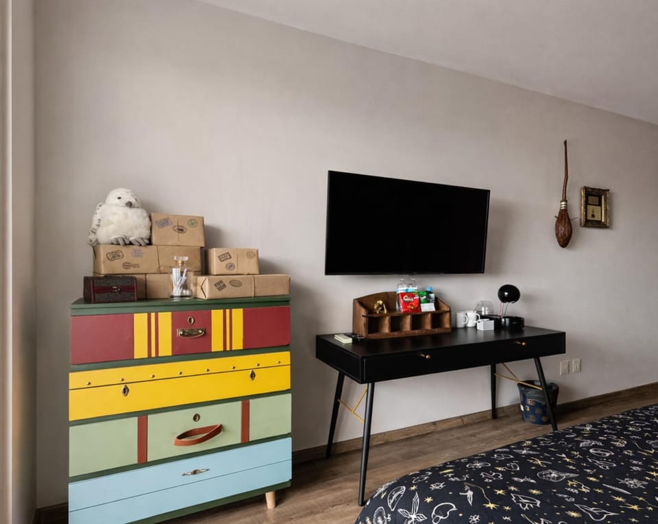 Bed, TV and multimedia, Photo of the whole room, Bedroom