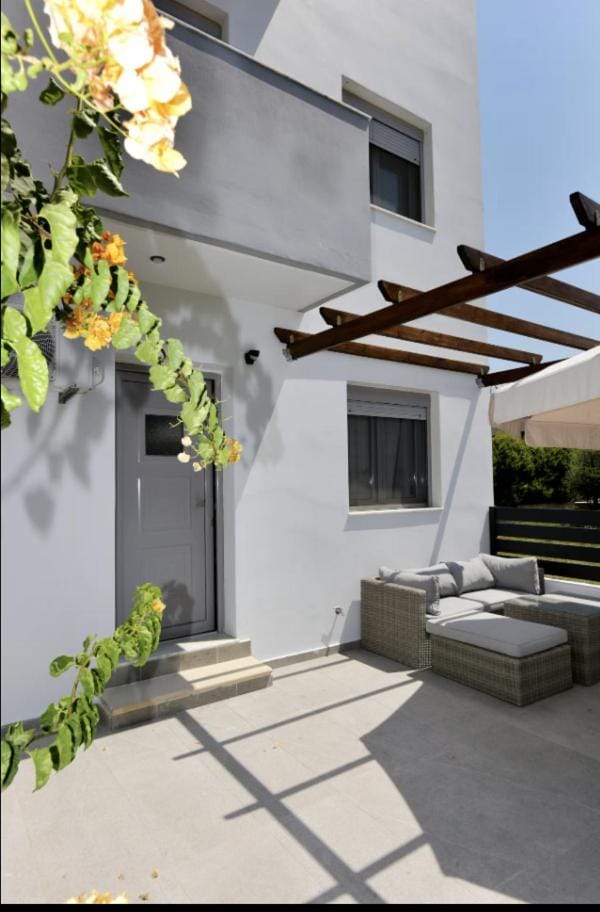 Property building, Patio, Day, Garden