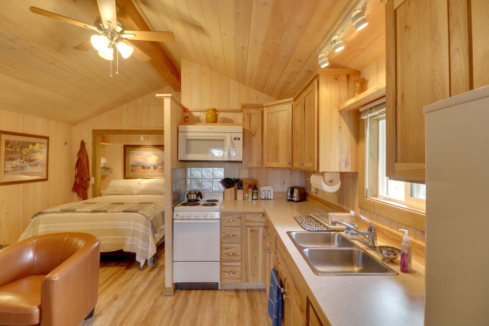 Lake Access, Deck: Rustic Retreat in Kalispell! Apartment in Kalispell