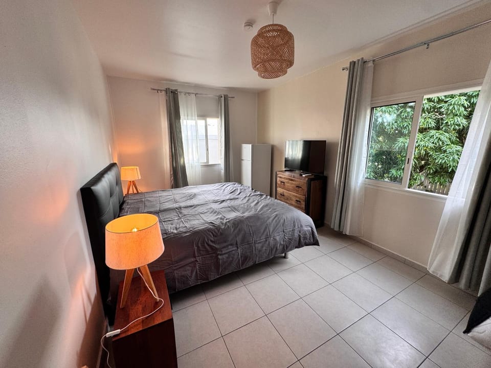 Bed, TV and multimedia, Bedroom