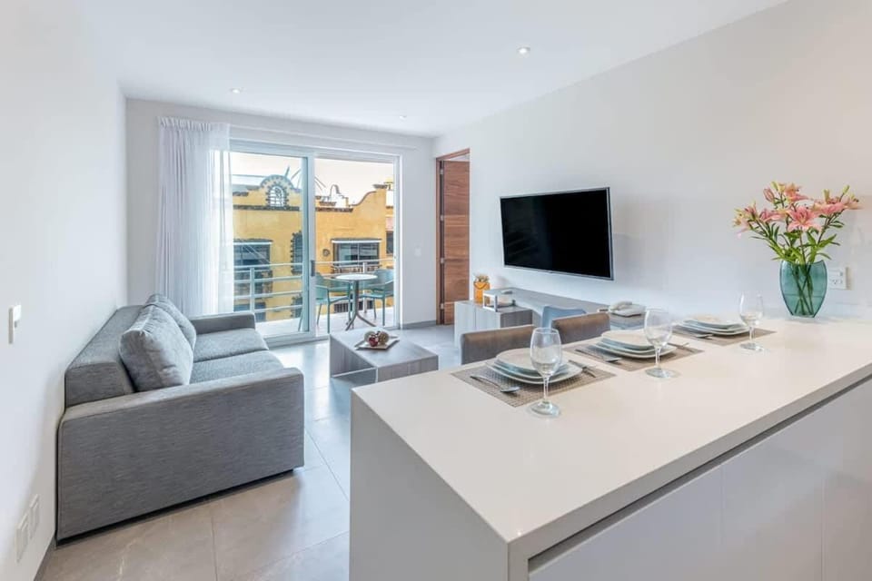 TV and multimedia, Living room, Seating area, Dining area