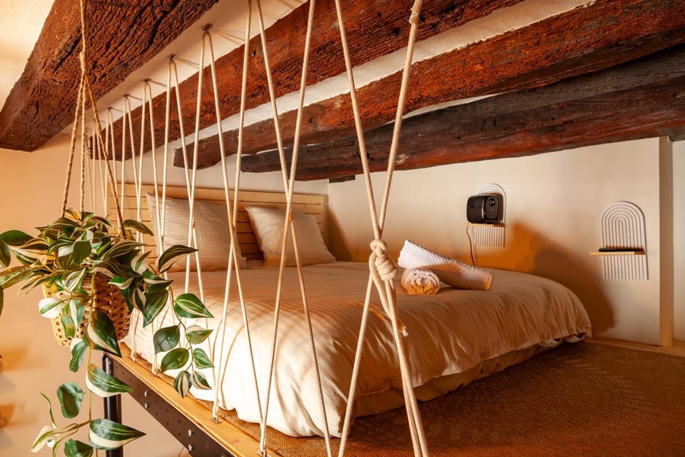 Bed, towels
