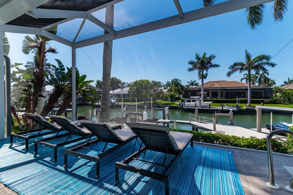 Updated 4 Bed Waterfront I Walk to Beach House in Marco Island