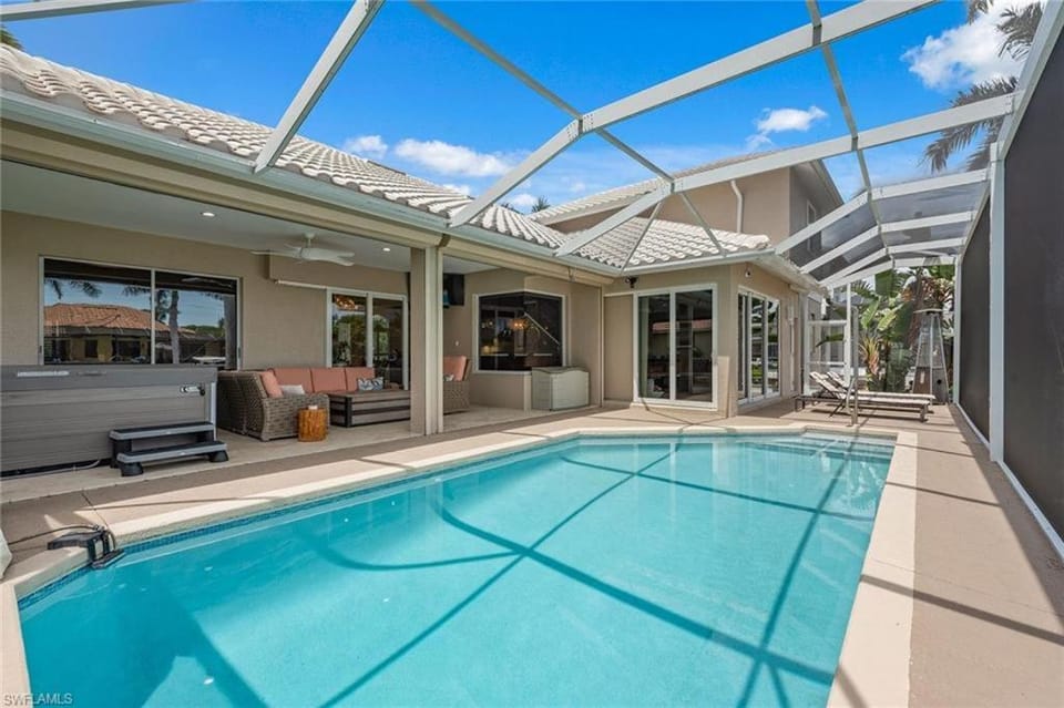 Updated 4 Bed Waterfront I Walk to Beach House in Marco Island