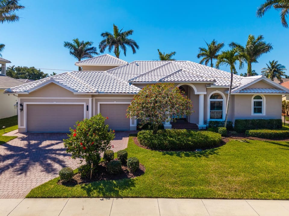 Updated 4 Bed Waterfront I Walk to Beach House in Marco Island