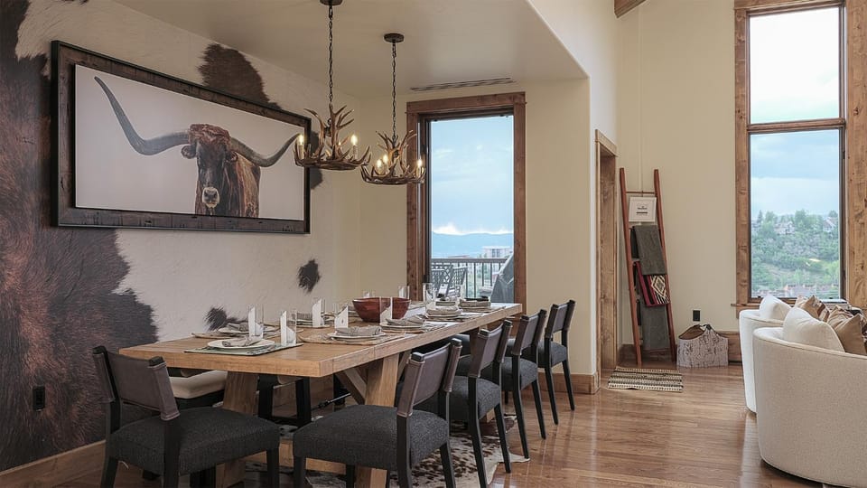 Seating area, Dining area, Mountain view