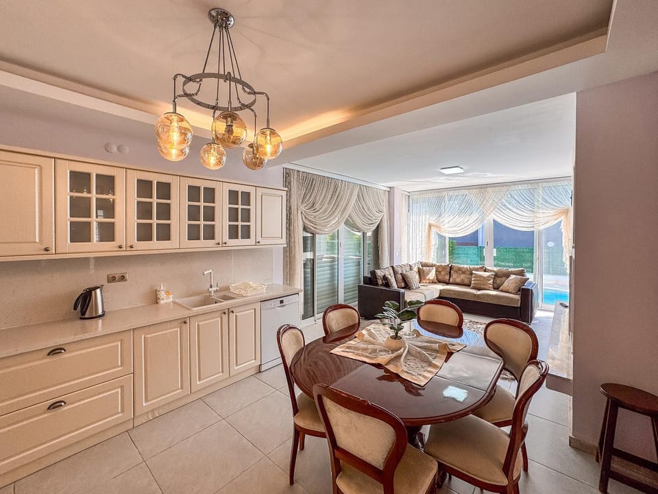 Kitchen or kitchenette, Dining area, Dinner, stove