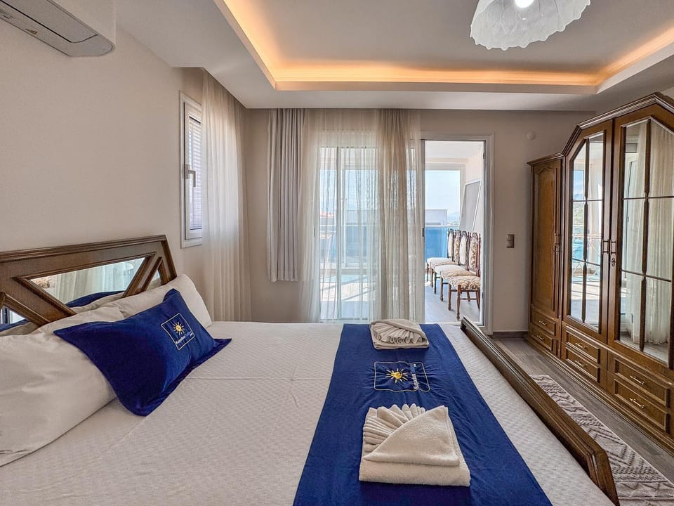 Bed, Living room, Photo of the whole room, Seating area, Bedroom, towels, air conditioner