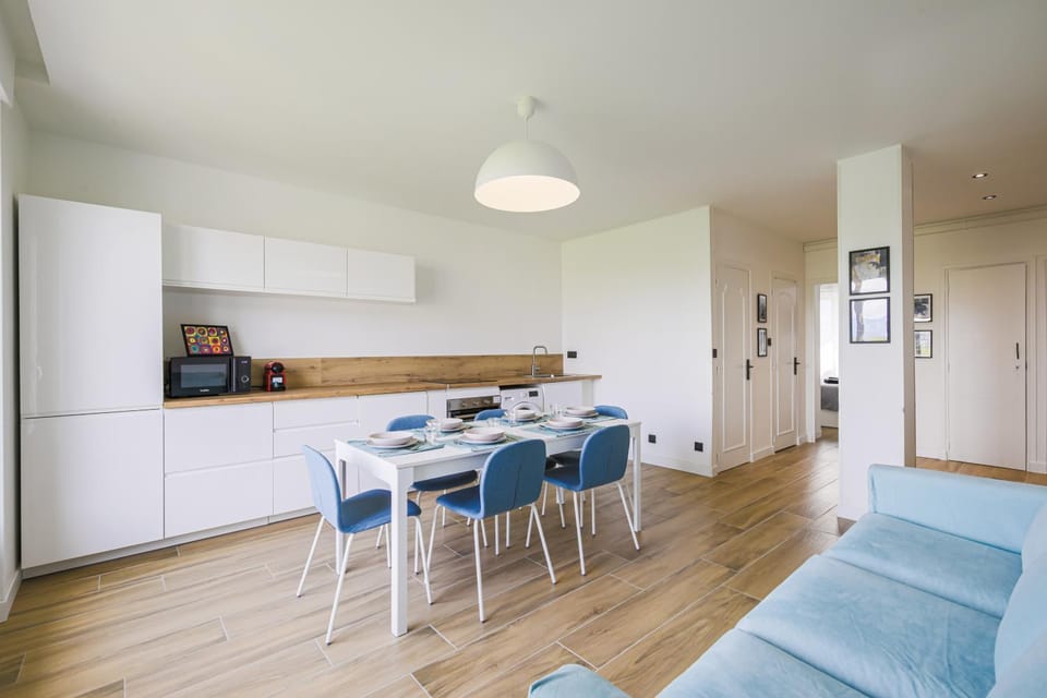 Kitchen or kitchenette, Seating area, Dining area, stove