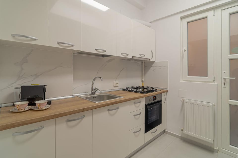 Kitchen or kitchenette, oven