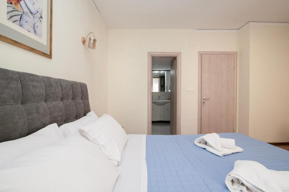 FilOikos Veranda Deck Escape and Retreat 3Br 2Ba Apartment in Athens