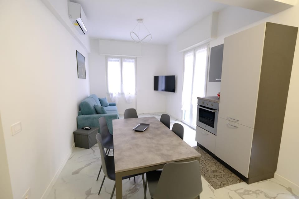 TV and multimedia, Kitchen or kitchenette, Living room, Seating area, Dining area, oven