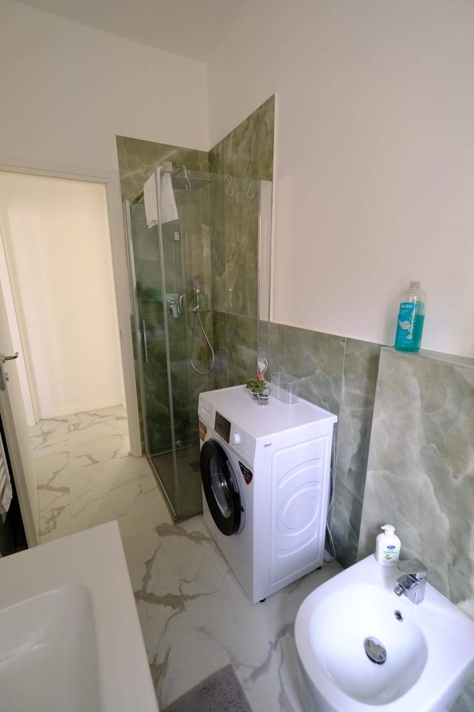 Shower, Toilet, Bathroom, towels, washing machine