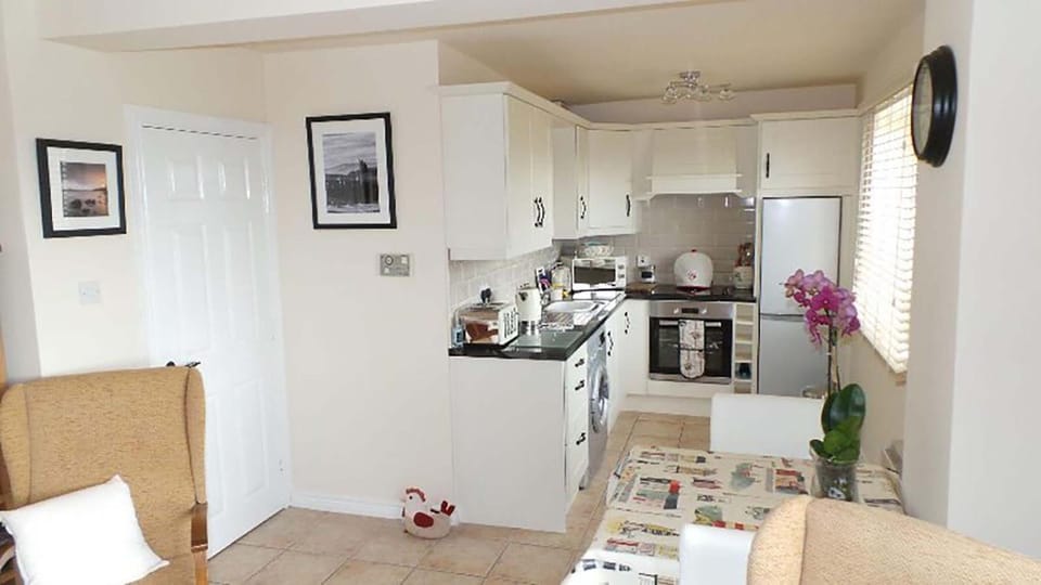 Coffee/tea facilities, Kitchen or kitchenette, Dining area, oven, stove, toaster