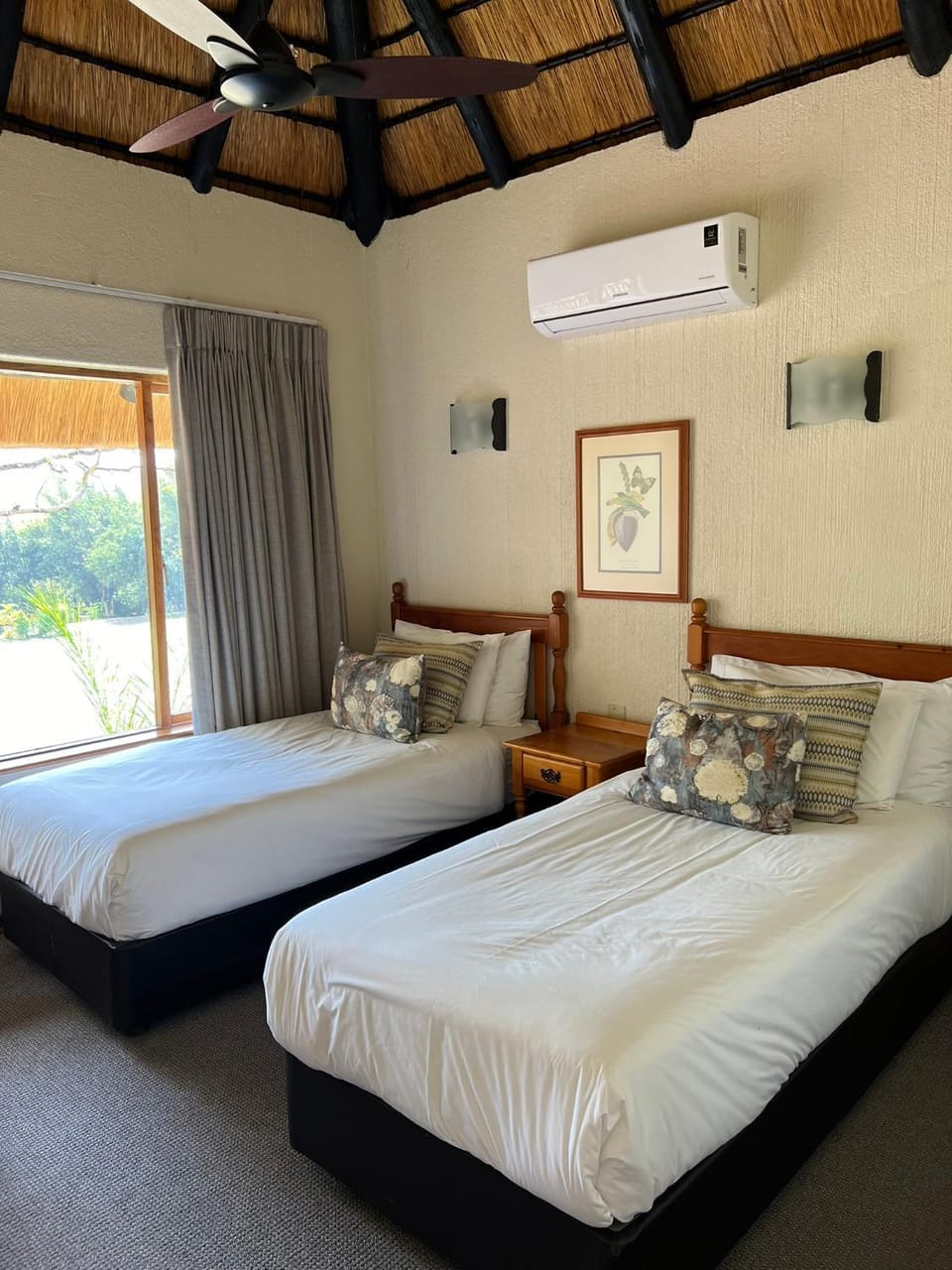 Bed, Photo of the whole room, Bedroom, air conditioner