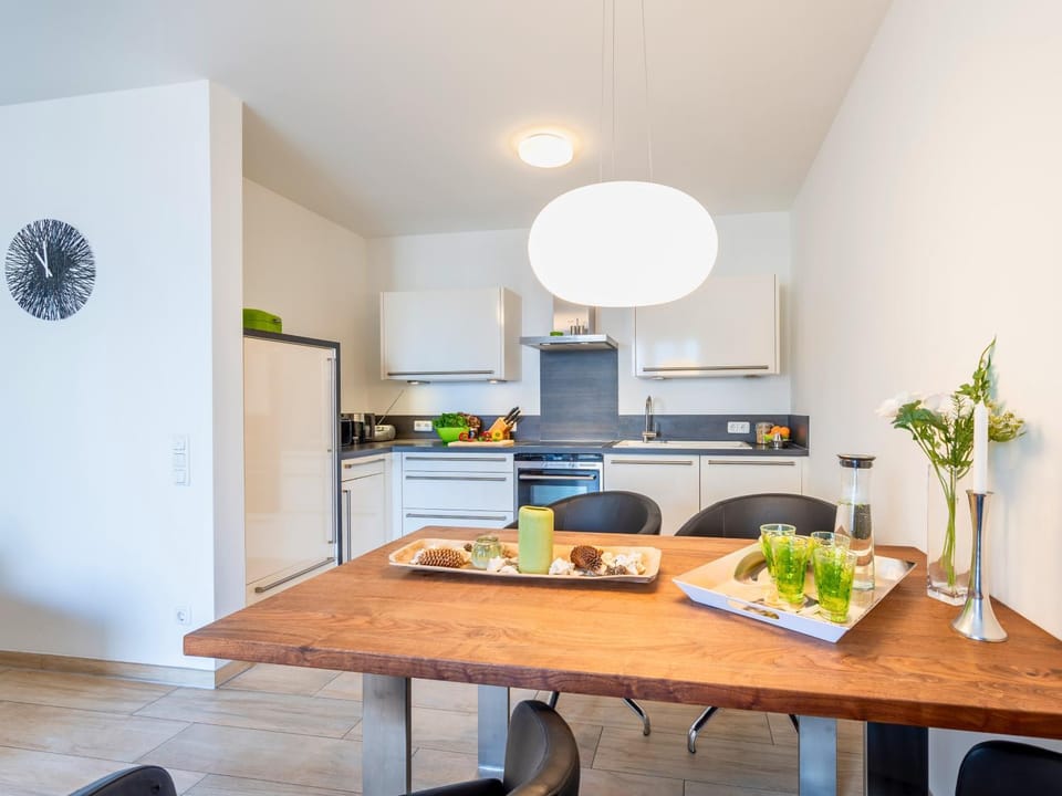 Kitchen or kitchenette, Dining area, stove