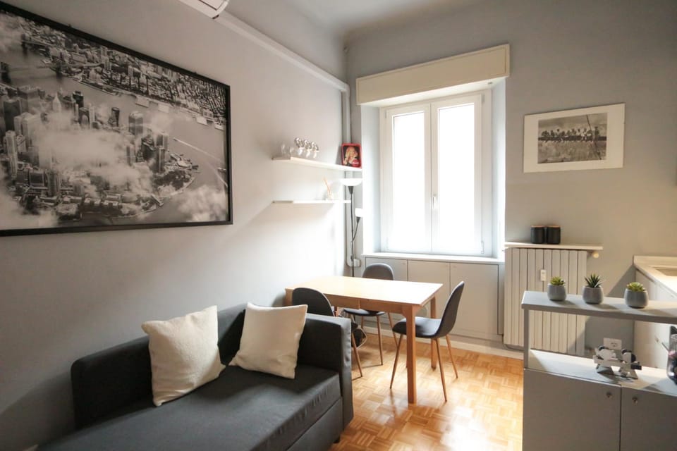 Coffee/tea facilities, Kitchen or kitchenette, Living room, Seating area, Dining area