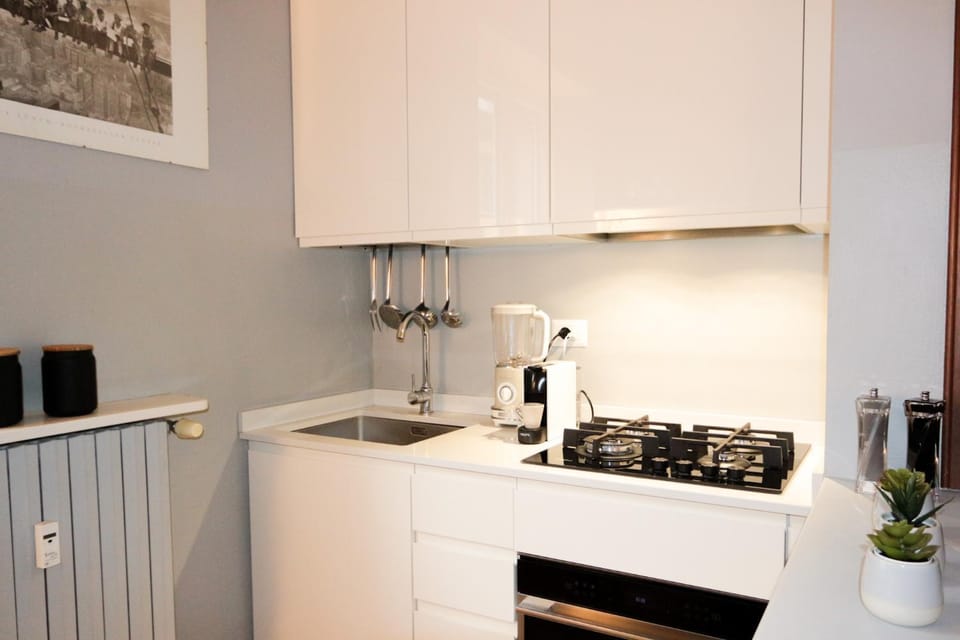 Coffee/tea facilities, Kitchen or kitchenette, stove