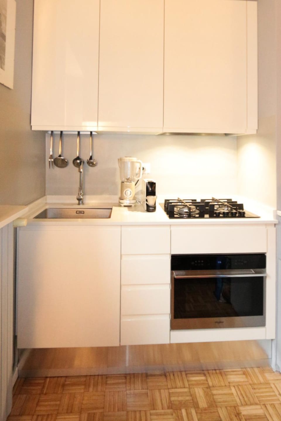 Coffee/tea facilities, Kitchen or kitchenette, stove