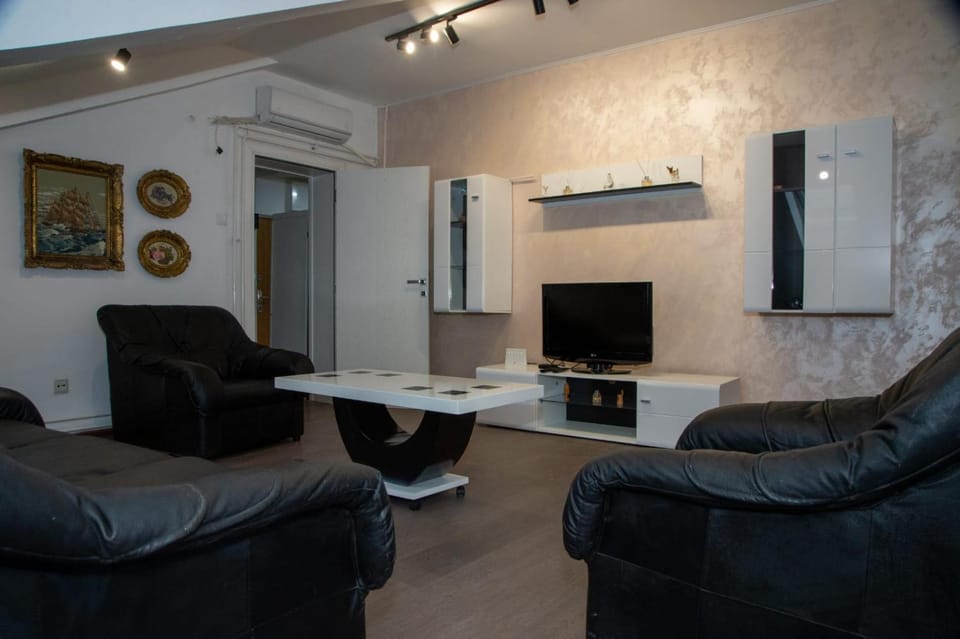 TV and multimedia, Living room, Evening entertainment, air conditioner