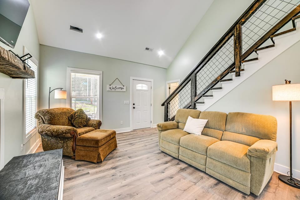 4 Mi to Lake Barkley: Pet-Friendly Home w/ Hot Tub House in Lake Barkley