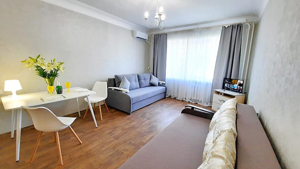 Bed, TV and multimedia, Living room, Photo of the whole room, Seating area, Bedroom, internet, internet, air conditioner