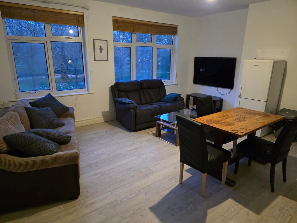 TV and multimedia, Living room, Seating area, Dining area