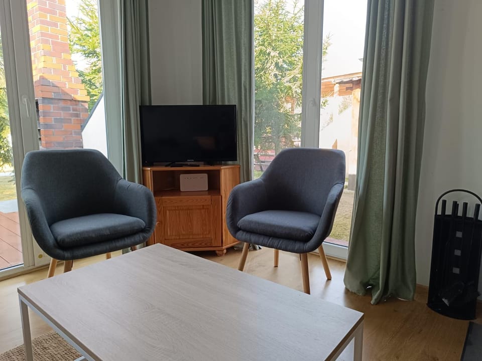 Communal lounge/ TV room, TV and multimedia, Living room, Seating area