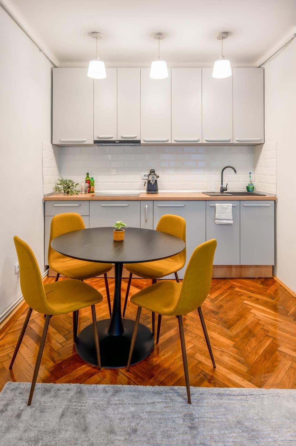 Kitchen or kitchenette, Dining area