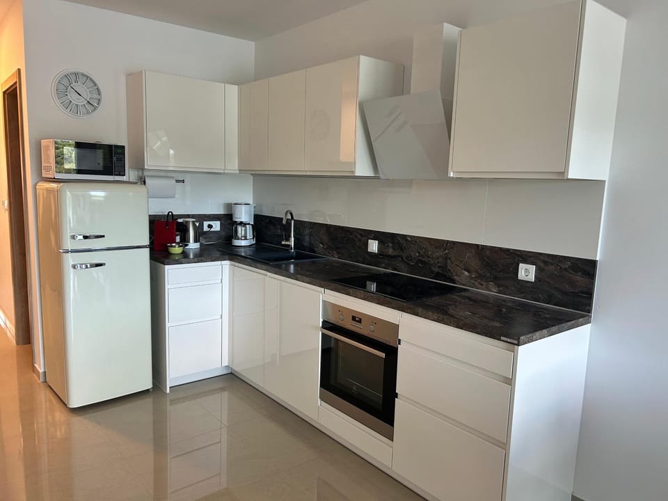 Coffee/tea facilities, Kitchen or kitchenette, dishwasher, oven, stove, toaster, kitchen