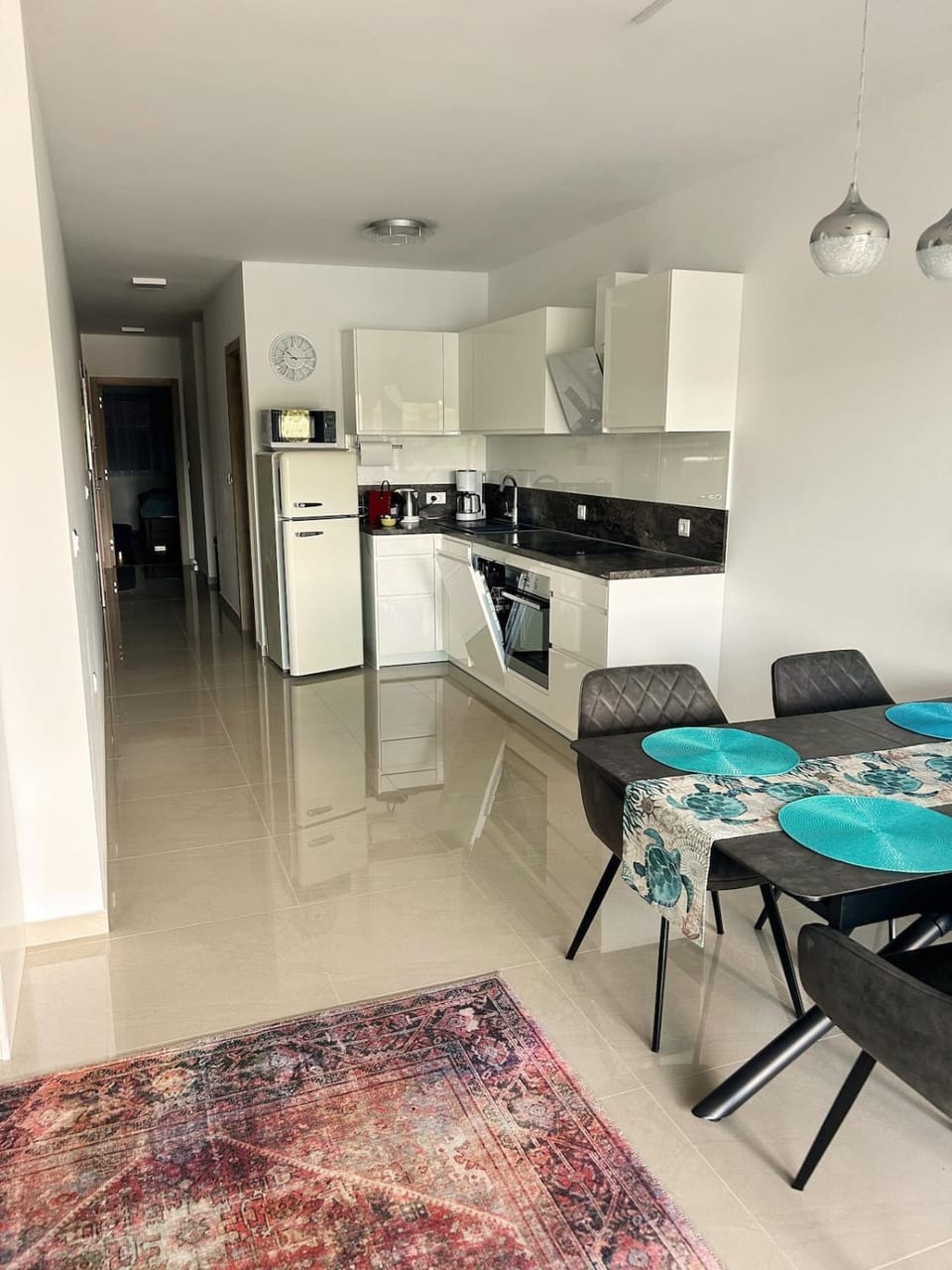Kitchen or kitchenette, Dining area