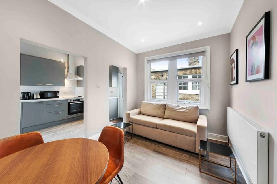 Kitchen or kitchenette, Living room, Seating area, Dining area, oven, pet friendly, stove