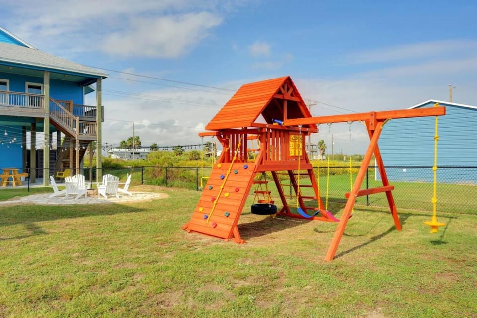 The Red Mermaid Retreat House in Bolivar Peninsula